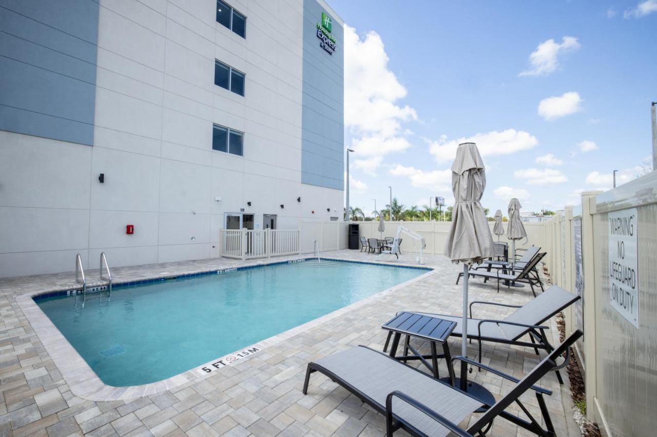 Holiday Inn Express & Suites Tampa Stadium - Airport Area By Ihg מראה חיצוני תמונה