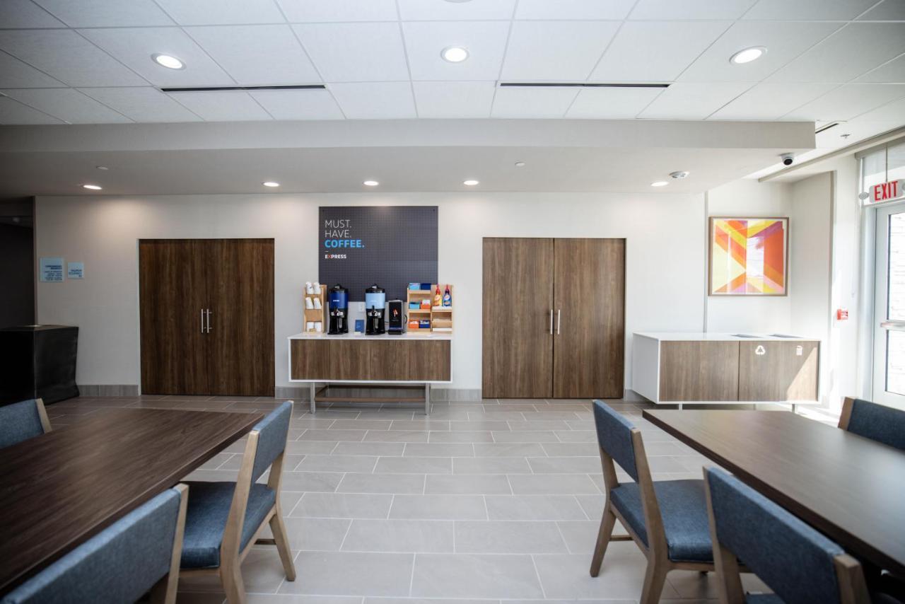 Holiday Inn Express & Suites Tampa Stadium - Airport Area By Ihg מראה חיצוני תמונה