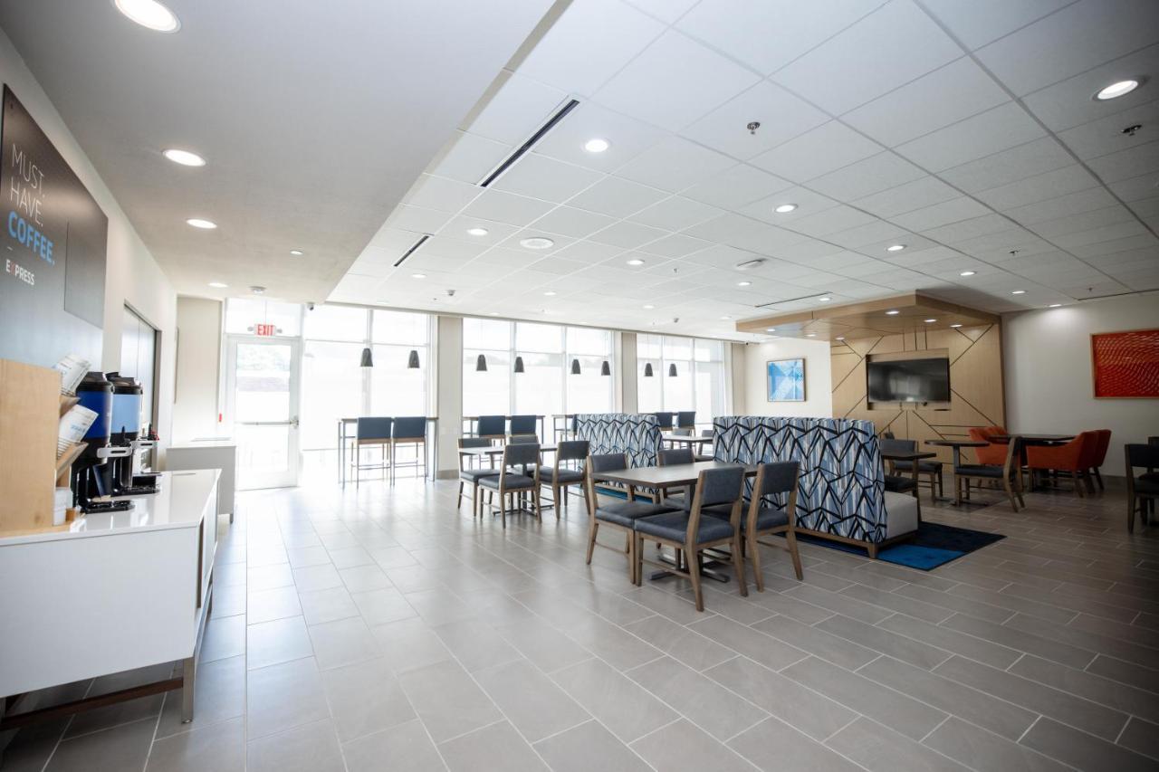 Holiday Inn Express & Suites Tampa Stadium - Airport Area By Ihg מראה חיצוני תמונה