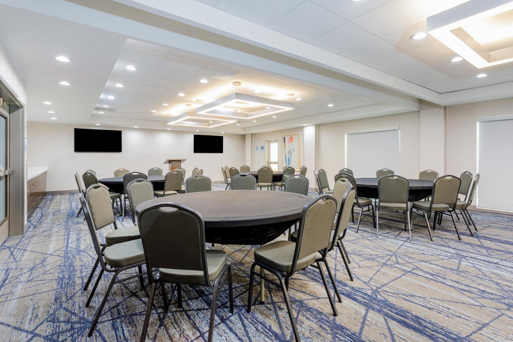 Holiday Inn Express & Suites Tampa Stadium - Airport Area By Ihg מראה חיצוני תמונה