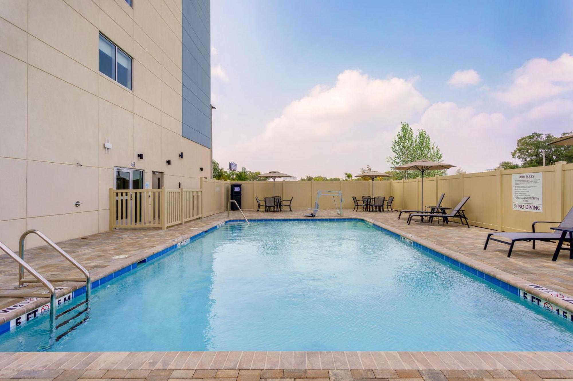Holiday Inn Express & Suites Tampa Stadium - Airport Area By Ihg מראה חיצוני תמונה
